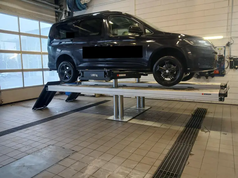 Pakettiauto uppoasennetulla nostimella