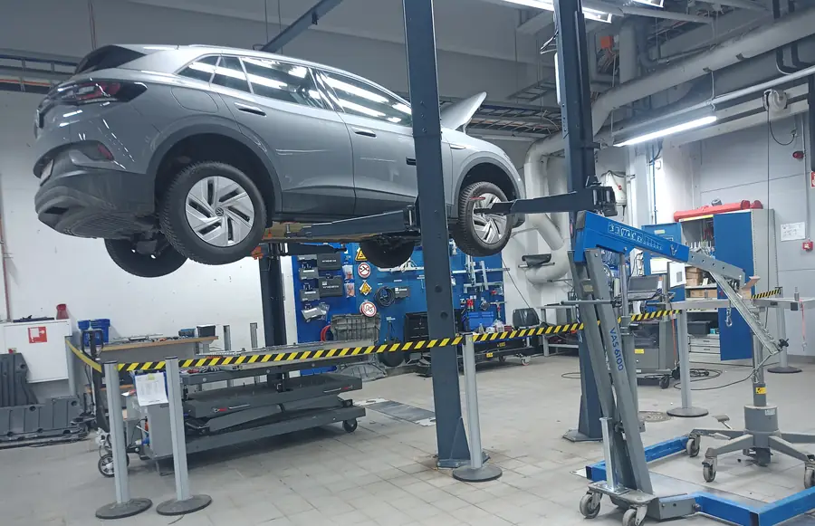 Auto kaksipilarinostimella huollossa